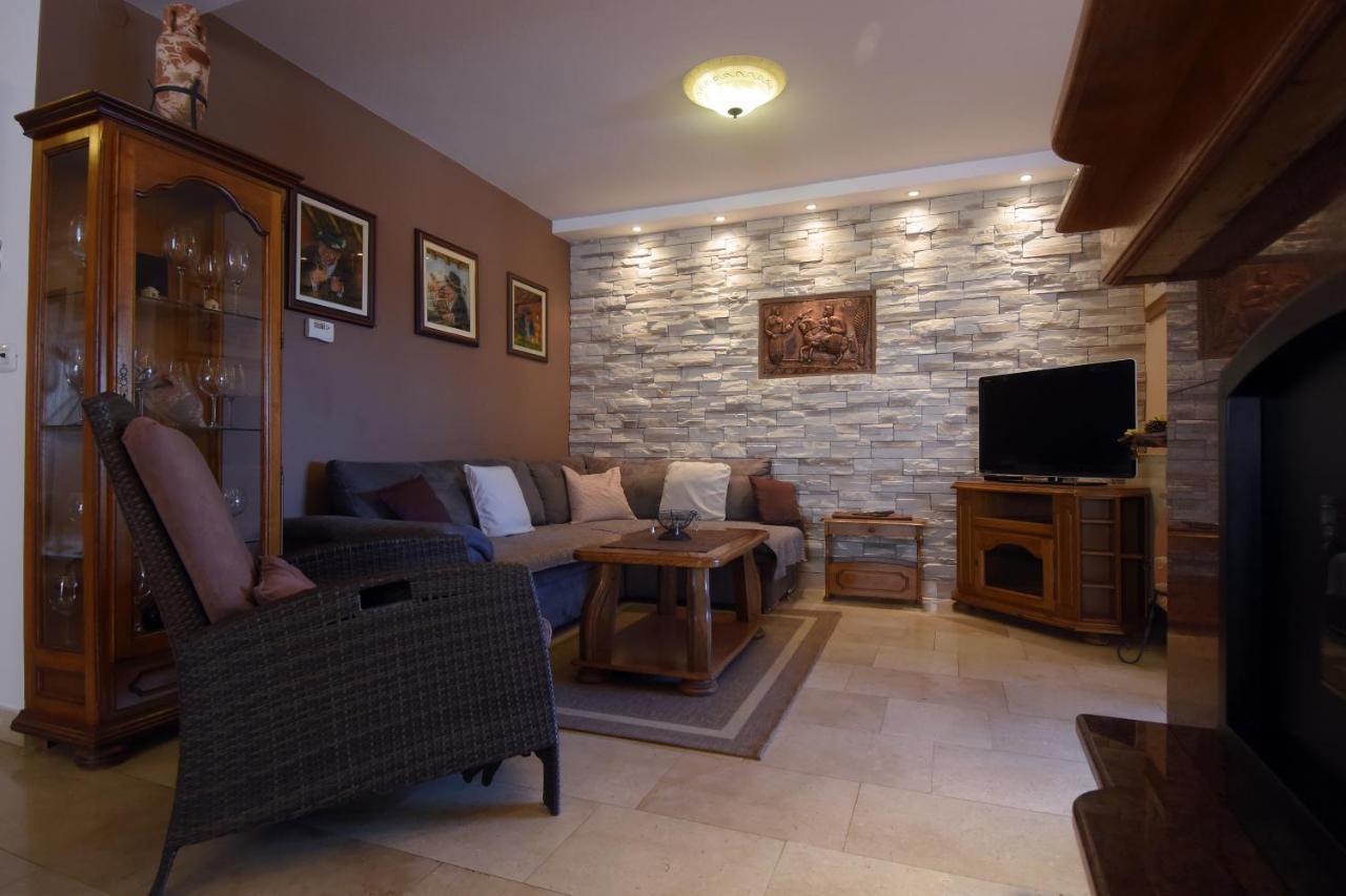 Gallery Premium 99 Near Ammphiteatre With Garage 5 Days And More Gratis Apartment Пула Екстериор снимка